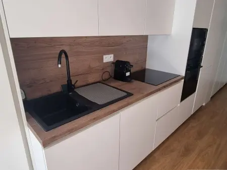 Appartement rénové, ski aux pieds, internet inclus - Photo 5