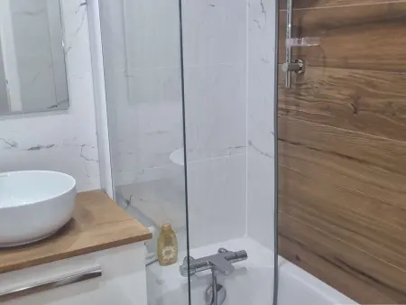 Appartement rénové, ski aux pieds, internet inclus - Photo 6