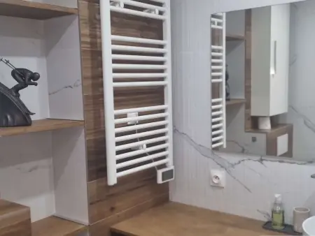 Appartement rénové, ski aux pieds, internet inclus - Photo 7