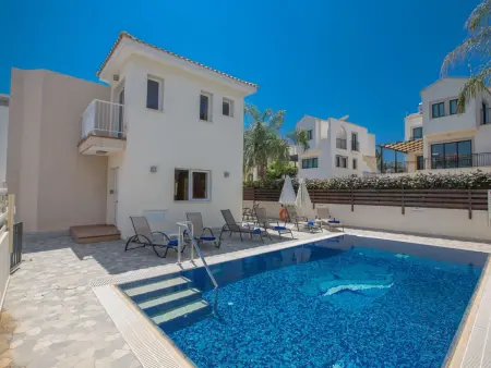 Moderne Ferienvilla PV5 mit großem Garten, Maison 7 personnes à Paralimni - Photo 1