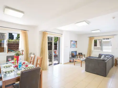 Moderne Ferienvilla PV5 mit großem Garten, Maison 7 personnes à Paralimni - Photo 3