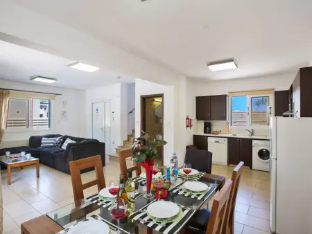 Moderne Ferienvilla PV5 mit großem Garten, Maison 7 personnes à Paralimni - Photo 4