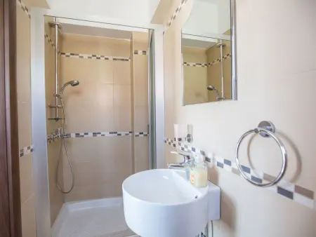 Moderne Ferienvilla PV5 mit großem Garten, Maison 7 personnes à Paralimni - Photo 15