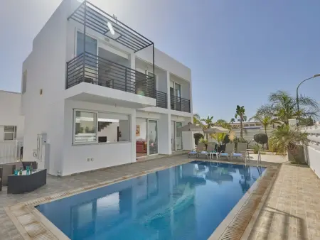 in Paralimni mit geräumigem Garten, Maison 6 personnes à Agios Georgios Pegeias - Photo 2