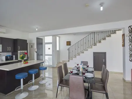 in Paralimni mit geräumigem Garten, Maison 6 personnes à Agios Georgios Pegeias - Photo 8