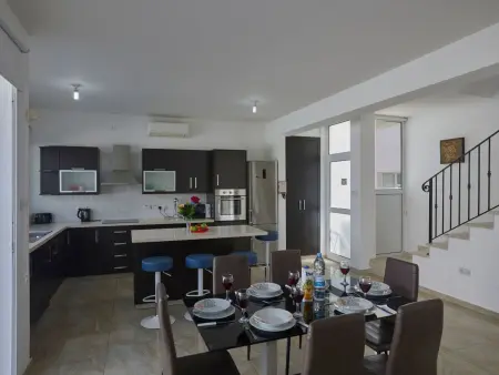 in Paralimni mit geräumigem Garten, Maison 6 personnes à Agios Georgios Pegeias - Photo 10