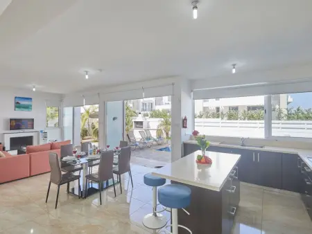in Paralimni mit geräumigem Garten, Maison 6 personnes à Agios Georgios Pegeias - Photo 12