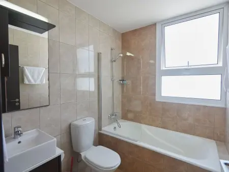 in Paralimni mit geräumigem Garten, Maison 6 personnes à Agios Georgios Pegeias - Photo 16