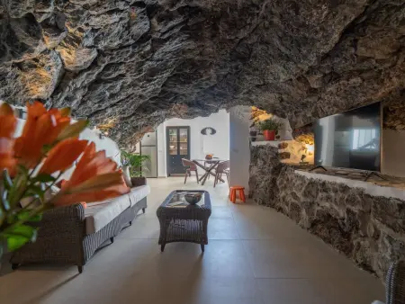 Spektakuläre Höhle mit zwei großen Terrassen am Meer - Photo 30