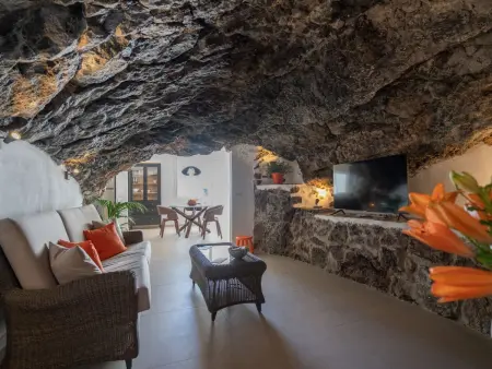 Spektakuläre Höhle mit zwei großen Terrassen am Meer - Photo 31