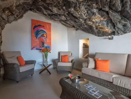 Spektakuläre Höhle mit zwei großen Terrassen am Meer - Photo 34