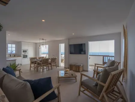 Helle Wohnung mit atemberaubender Aussicht auf das Meer und den Strand - Photo 1