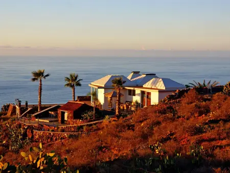 Moderne Architekten-Villa mit Infinity-Pool und Meerblick - Photo 2