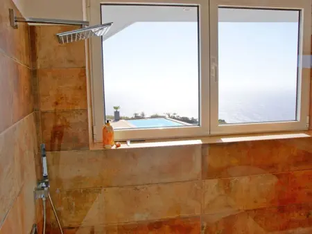 Moderne Architekten-Villa mit Infinity-Pool und Meerblick - Photo 12