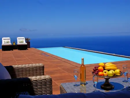 Moderne Architekten-Villa mit Infinity-Pool und Meerblick - Photo 16