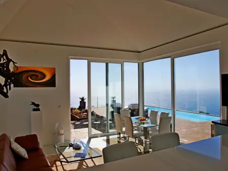 Moderne Architekten-Villa mit Infinity-Pool und Meerblick - Photo 19