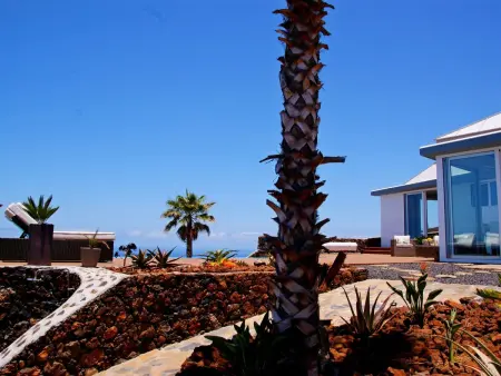 Moderne Architekten-Villa mit Infinity-Pool und Meerblick - Photo 33