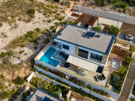 Gemütliches Ferienhaus in Vinišće mit Privatem Pool und Meerblick - Photo 31