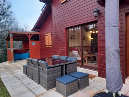 Chalet cosy au vert pour 6 avec piscine et Wi-Fi, proche Souillac - Photo 1