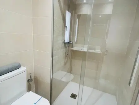 Appartement Moderne 2 Chambres, Climatisé au Cœur de Jaca - Photo 11