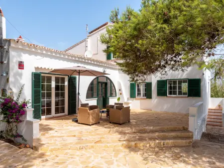 Spacieuse villa pour 8 personnes avec piscine privée et vue jardin à Es Castell - Photo 1
