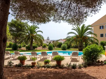 Spacieuse villa pour 8 personnes avec piscine privée et vue jardin à Es Castell - Photo 6