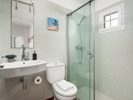 Spacieuse villa pour 8 personnes avec piscine privée et vue jardin à Es Castell - Photo 23