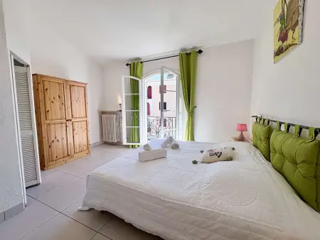 Charmant Duplex à Port Grimaud avec Balcons et Parking - Photo 10