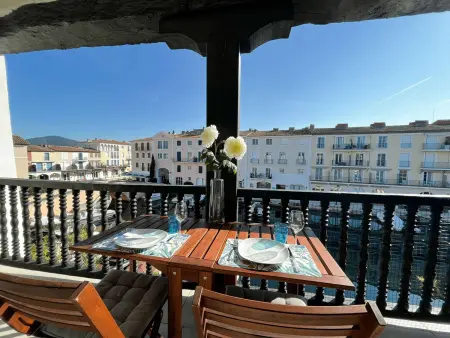 Appartement rénové 2 pièces climatisé avec parking, grand balcon à Port Grimaud - Photo 1