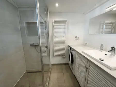 Appartement rénové 2 pièces climatisé avec parking, grand balcon à Port Grimaud - Photo 5