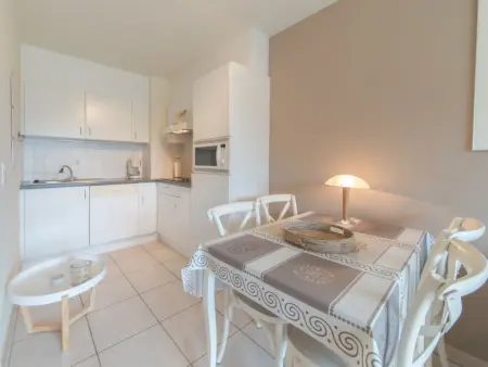 Zeeflat with parking and shared pool, Appartement 4 personnes à De Haan - Photo 10