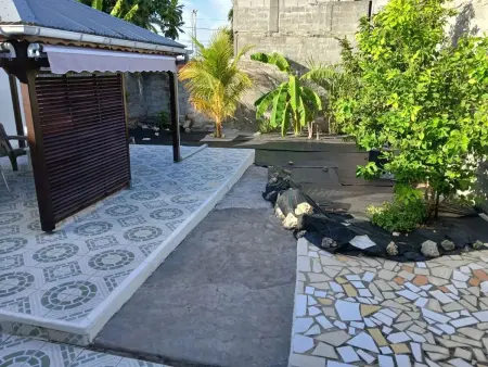 Maison accueillante à Le Moule avec terrasse et jardin - Photo 1