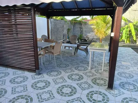 Maison accueillante à Le Moule avec terrasse et jardin - Photo 2