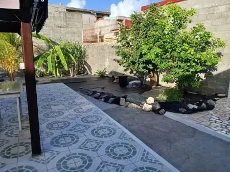 Maison accueillante à Le Moule avec terrasse et jardin - Photo 3