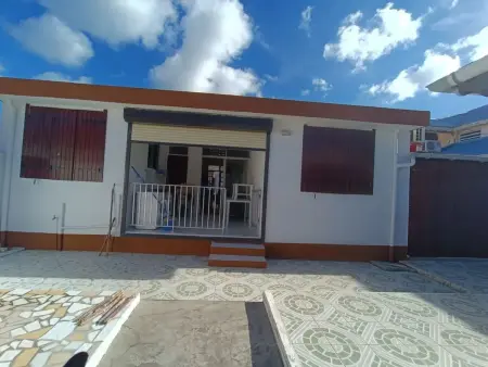 Maison accueillante à Le Moule avec terrasse et jardin - Photo 10