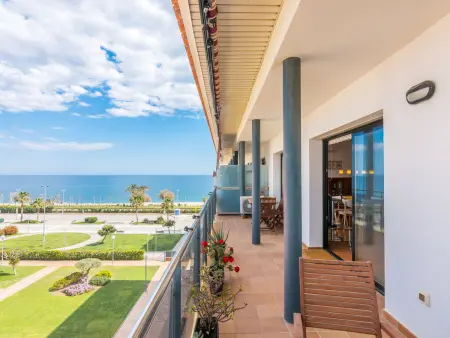 Duplex 3 chambres avec terrasse et parking, à 80m de la plage, climatisé et Wi-Fi à Pineda de Mar - Photo 3