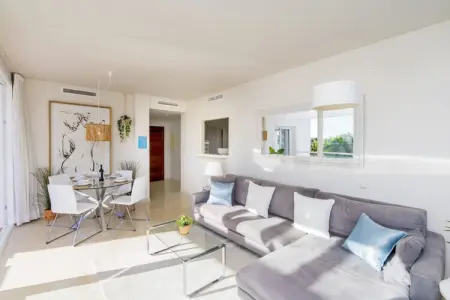 Modern 2-Bedroom Apartment - Alcazaba Lagoon (411), Appartement de vacances avec vue sur la lagune - Photo 1