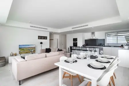 Stylish 3-Bed Apartment | Alcazaba Lagoon 1514, Complexe avec vue sur la montagne à Solenzara - Photo 1