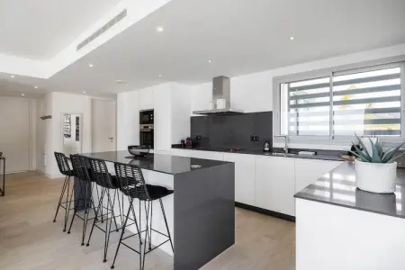 Stylish 3-Bed Apartment | Alcazaba Lagoon 1514, Complexe avec vue sur la montagne à Solenzara - Photo 2