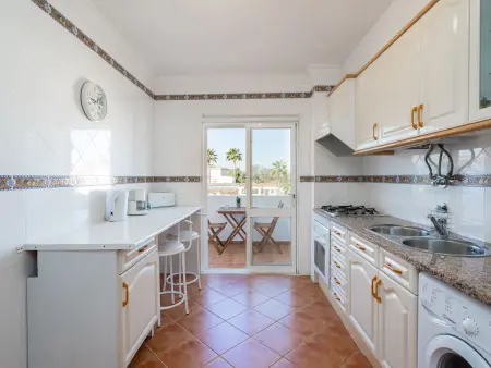 Appartement rénové à Porches avec balcon et accès piscine - Photo 4