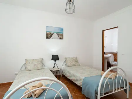 Appartement rénové à Porches avec balcon et accès piscine - Photo 5