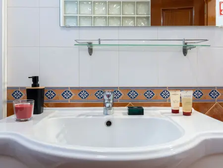Appartement rénové à Porches avec balcon et accès piscine - Photo 20