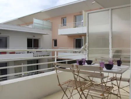 Appartement T2 avec balcon, parking et piscine, proche commodités - Photo 1