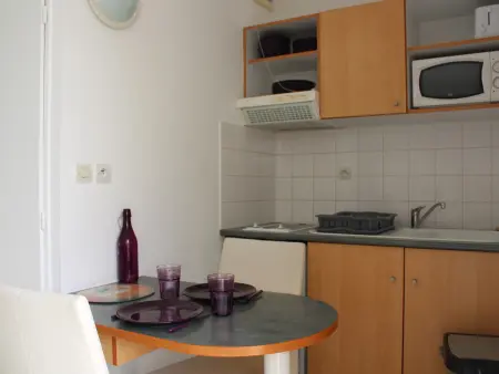 Appartement T2 avec balcon, parking et piscine, proche commodités - Photo 2