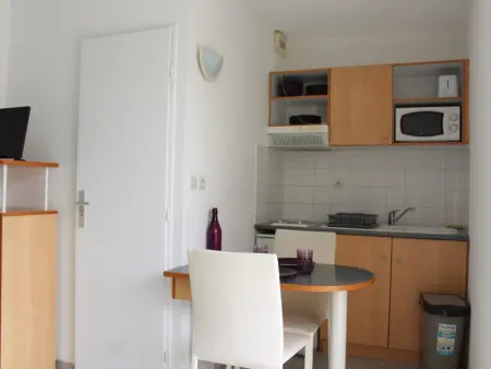 Appartement T2 avec balcon, parking et piscine, proche commodités - Photo 3