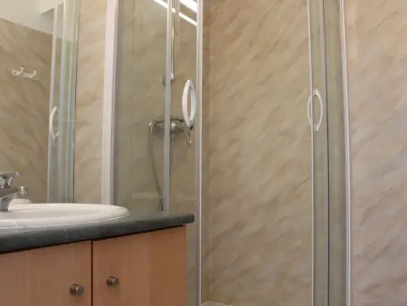 Appartement T2 avec balcon, parking et piscine, proche commodités - Photo 10