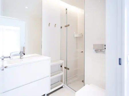 Élégant Appartement avec Balcon et Climat, Proche Mer - Photo 3