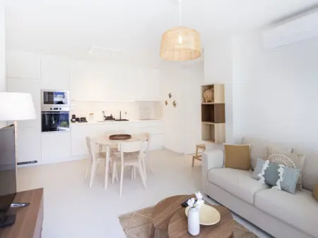 Élégant Appartement avec Balcon et Climat, Proche Mer - Photo 4