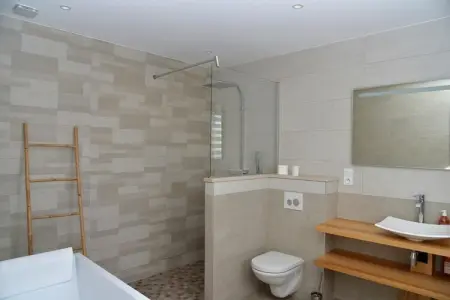 Belle maison avec piscine à débordement chauffée, Magnifique maison pour 6 personnes à Barjac - Photo 29