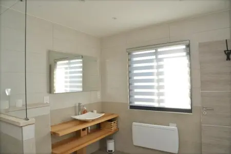 Belle maison avec piscine à débordement chauffée, Magnifique maison pour 6 personnes à Barjac - Photo 30